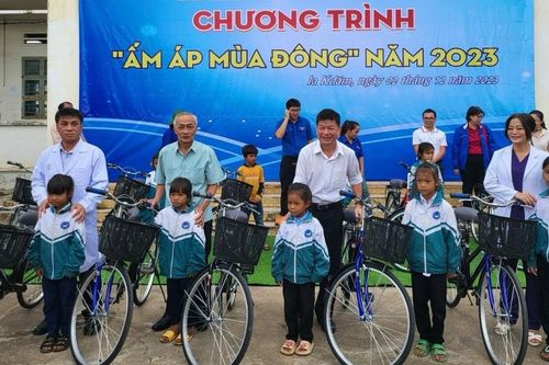 Tổ chức chương trình 'Ấm áp mùa đông' tại xã Ia Kdăm