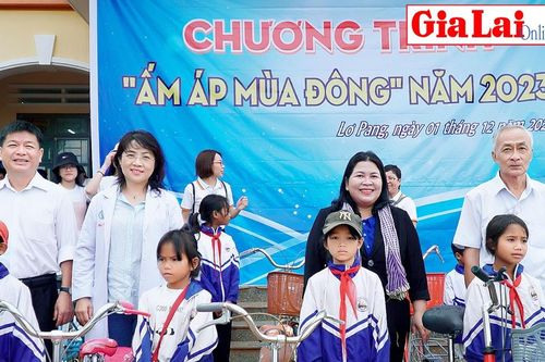 'Ấm áp mùa đông' đến với người dân vùng khó