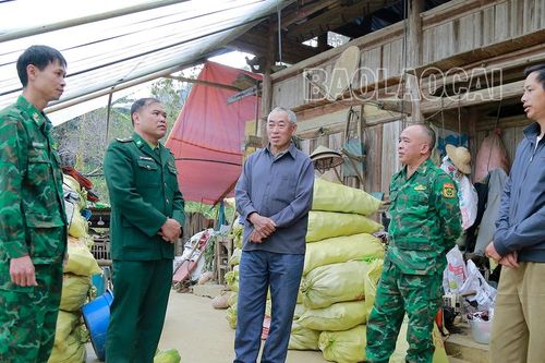 Chung sức giúp xã biên giới xây dựng nông thôn mới
