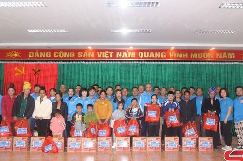 Hội Lái xe 26 tặng quà cho gia đình có hoàn cảnh khó khăn tại xã Chiềng Sung