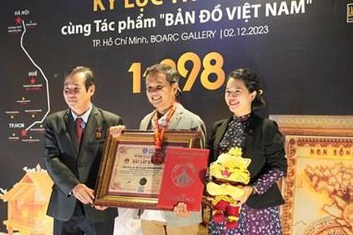 Trao hai kỷ lục cho 'Bản đồ Việt Nam bằng tăm giang'