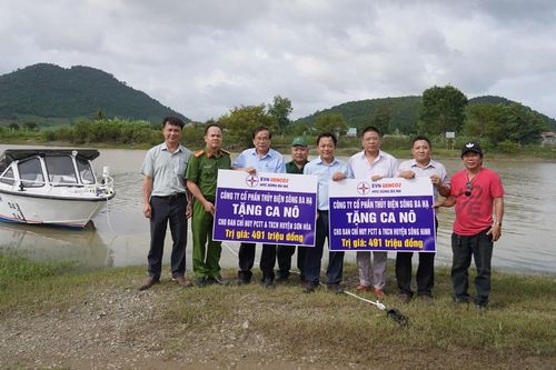 Thủy điện Sông Ba Hạ trao tặng 2 ca nô cứu hộ cho Ban chỉ huy PCTT&TKCN huyện Sơn Hòa và Sông Hinh