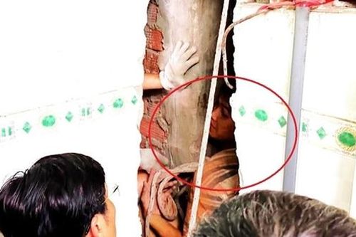 Cảnh sát kể chuyện chạy đua với tử thần, giải cứu người mắc kẹt giữa 2 vách tường