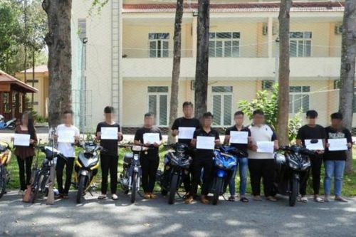 Hẹn nhau đua xe để quay clip đăng mạng xã hội câu like