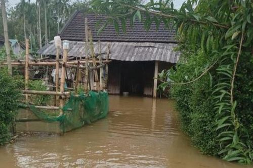 Mưa lớn ở miền Trung làm nhiều nơi bị ngập sâu, chia cắt