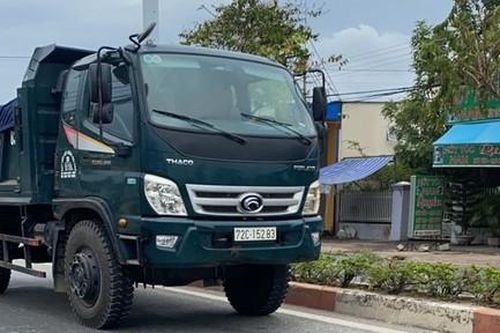 Người phụ nữ chạy xe máy té xuống đường, bị xe ben cán tử vong