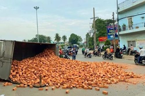 Giải cứu tài xế xe tải chở gạch bị lật ngay vòng xoay chân cầu Hóa An