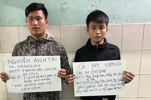 Xử lý nghiêm hai thanh niên dán quảng cáo trái phép ở trung tâm TPHCM