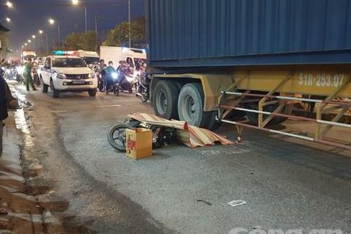 Xe container cán tử vong người đi xe máy, kẹt xe kéo dài trên tỉnh lộ 8