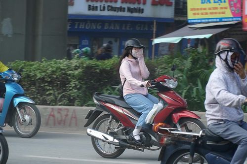 Bịt mũi, che mặt vượt cung đường bụi ở Hà Nội
