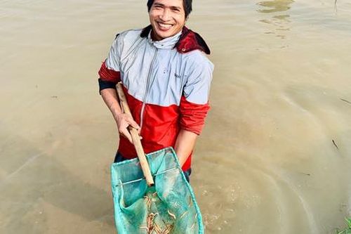 Trắng đêm 'săn' rươi kiếm tiền triệu tiêu Tết