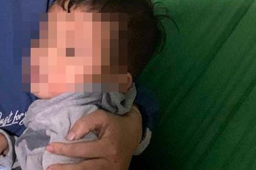 Hàng trăm người bật khóc khi tìm thấy bé 2 tuổi mất tích sau 3 ngày