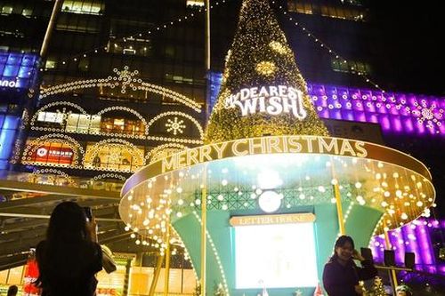 Phố lên đèn, giới trẻ 'lên đồ' check-in cùng cây thông Noel