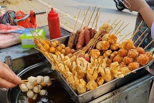 Công an Hà Nội khuyến cáo phụ huynh về đồ ăn bán trước cổng trường