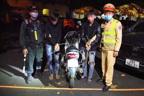 Kịp thời chặn giữ 2 thiếu niên mang kiếm 'diễu phố'