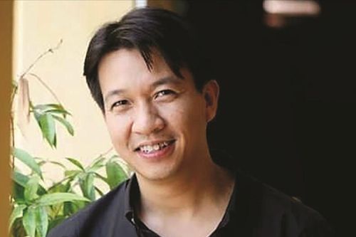 Đặt bàn tay lên môi, giữ chặt tiếng nấc nghẹn ngào…