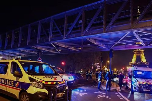 Tổng thống Pháp chia buồn cùng gia đình nạn nhân vụ tấn công gần tháp Eiffel