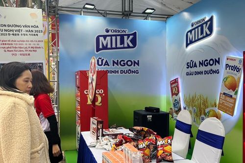 Du khách thích thú trải nghiệm tuyến phố không dùng tiền mặt ở Nam Từ Liêm