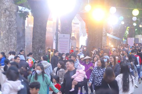 Cuối tuần, hàng nghìn người chen nhau thưởng thức ẩm thực tại Công viên Thống Nhất
