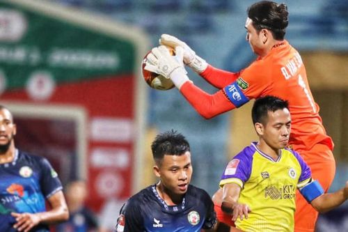 Ông Troussier dự khán, Văn Lâm được HLV Bình Định khen hết lời