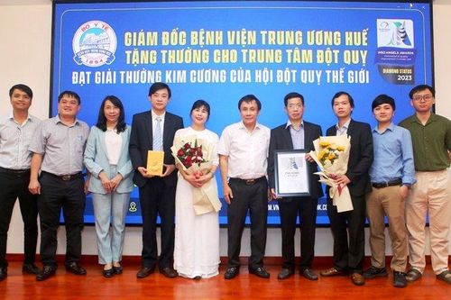 Bệnh viện Trung ương Huế nhận giải thưởng Kim cương của Hội Đột quỵ thế giới