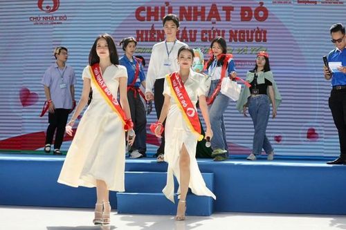 Hoa hậu Thanh Thủy và Á hậu Khánh Linh 'quẩy' cùng sinh viên trường ĐH Văn Hiến trong Ngày hội hiến máu 'Chủ nhật Đỏ'