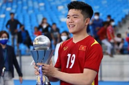 Trung vệ U23 Việt Nam phẫu thuật thành công
