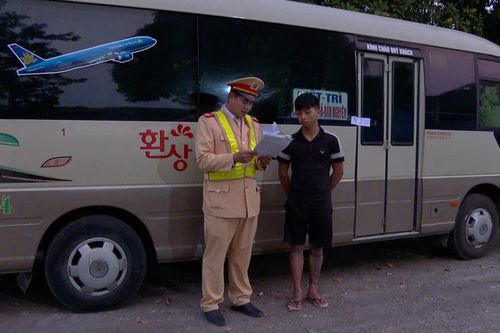 Thanh niên 16 tuổi lái xe khách thong dong trên quốc lộ