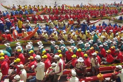 Sóc Trăng rộn ràng ngày hội đua ghe ngo đồng bào Khmer