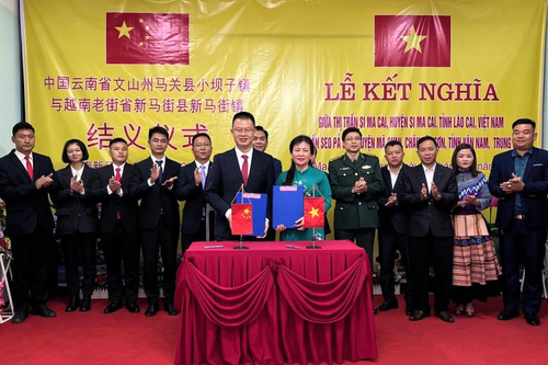 Kết nghĩa cụm dân cư hai bên biên giới giữa thị trấn Si Ma Cai và trấn Seo Pả Chư