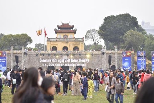Người dân Hà Nội háo hức tham gia Lễ hội giao lưu hữu nghị Việt Nam – Hoa Kỳ