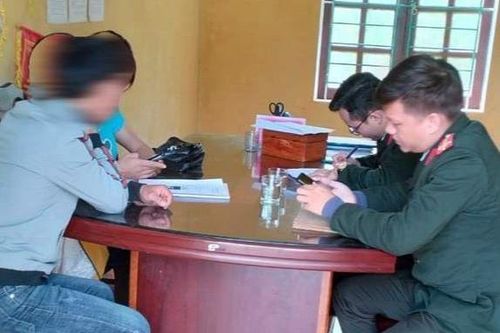 Chia sẻ thông tin 'cô gái lây nhiễm HIV cho hàng chục người đàn ông', 2 đối tượng bị phạt