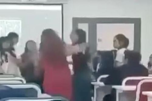 Điểm nhấn giáo dục: Nữ sinh viên tát bạn, đòi đuổi giảng viên ra khỏi lớp