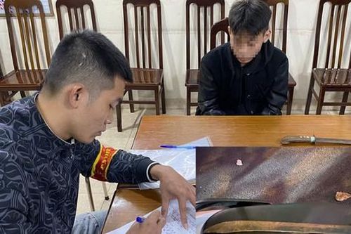 Chờ ngày hầu tòa vì gây rối trật tự, thiếu niên tiếp tục mang kiếm 'diễu phố'