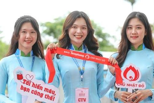 Nữ sinh Đại học Văn Hiến rạng ngời trong ngày Chủ nhật Đỏ, hiến máu cứu người