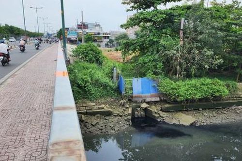Hai học sinh bị người lớn đe dọa, cướp điện thoại trong lúc câu cá
