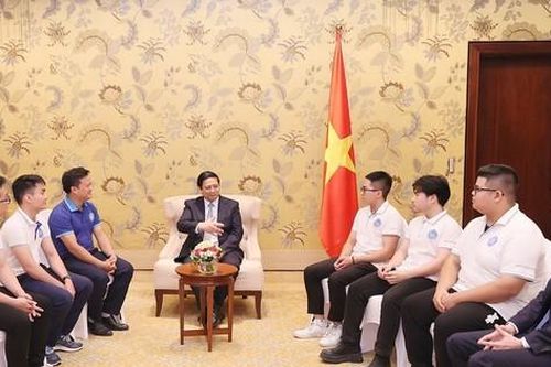 Thủ tướng động viên nhóm sinh viên đạt thành tích cao trong cuộc thi tại UAE
