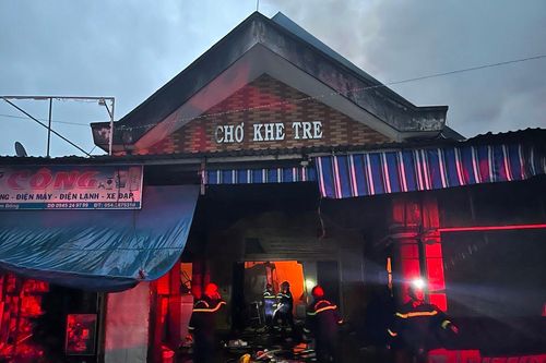 Hơn 300 ki ốt bị cháy trong vụ hỏa hoạn tại chợ Khe Tre