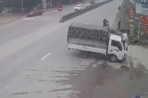 Xe máy va chạm ô tô, 3 người bị thương trong đó có thiếu tá công an
