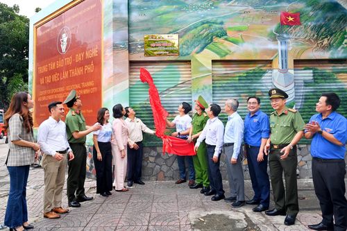 Khánh thành công trình bích họa 'Việt Nam tươi đẹp'
