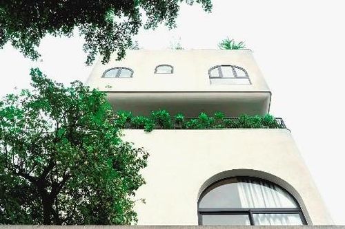 Ấn tượng với thiết kế nhà phố 6 tầng như 'trôi lơ lửng'
