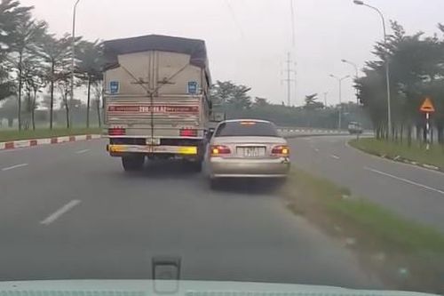 Nóng trên đường: Hiểm họa 'trên trời rơi xuống', cẩn thận đến đâu cũng khó đỡ