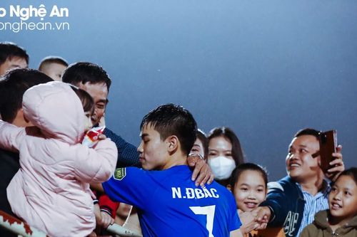 Tiền đạo Nguyễn Đình Bắc chia sẻ cảm xúc sau khi thi đấu với đội bóng thời niên thiếu