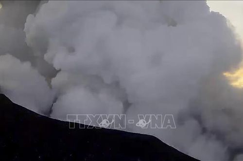 Indonesia: Núi lửa Marapi trên đảo Sumatra phun tro bụi cao 3 km