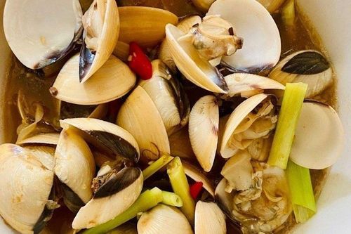 Món ngon cuối tuần: Cách làm ngao hấp kiểu Thái chua cay đậm đà
