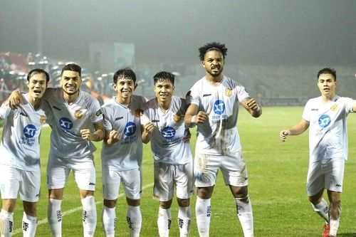 Liên tục lập công, Văn Toàn giảm nỗi lo hàng công cho HLV Troussier
