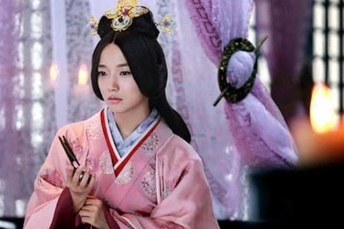 Hoàng đế gặp được một ca nữ, lập tức đưa nàng về cung, ca nữ sau này trở thành Hoàng Hậu vô cùng nổi tiếng