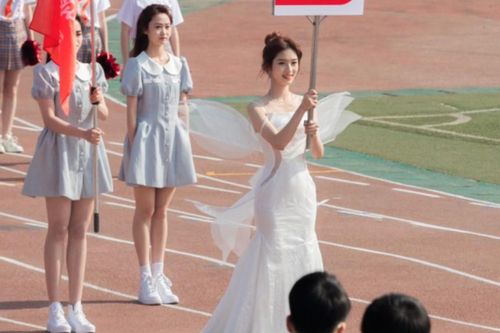 Nữ sinh gây sốt khi diện váy trắng xuất hiện tại khai mạc hội thao trường: 'Tưởng đâu là thiên thần thật chứ!'