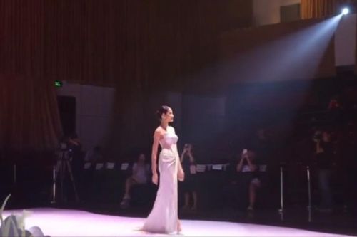 Á hậu hạng A Vbiz trình diễn vedette nhưng khán giả bỏ về hết, phản ứng khi catwalk gây chú ý