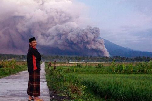 Núi lửa Marapi phun tro bụi cao 3.000 mét lên bầu trời trên đảo Sumatra của Indonesia